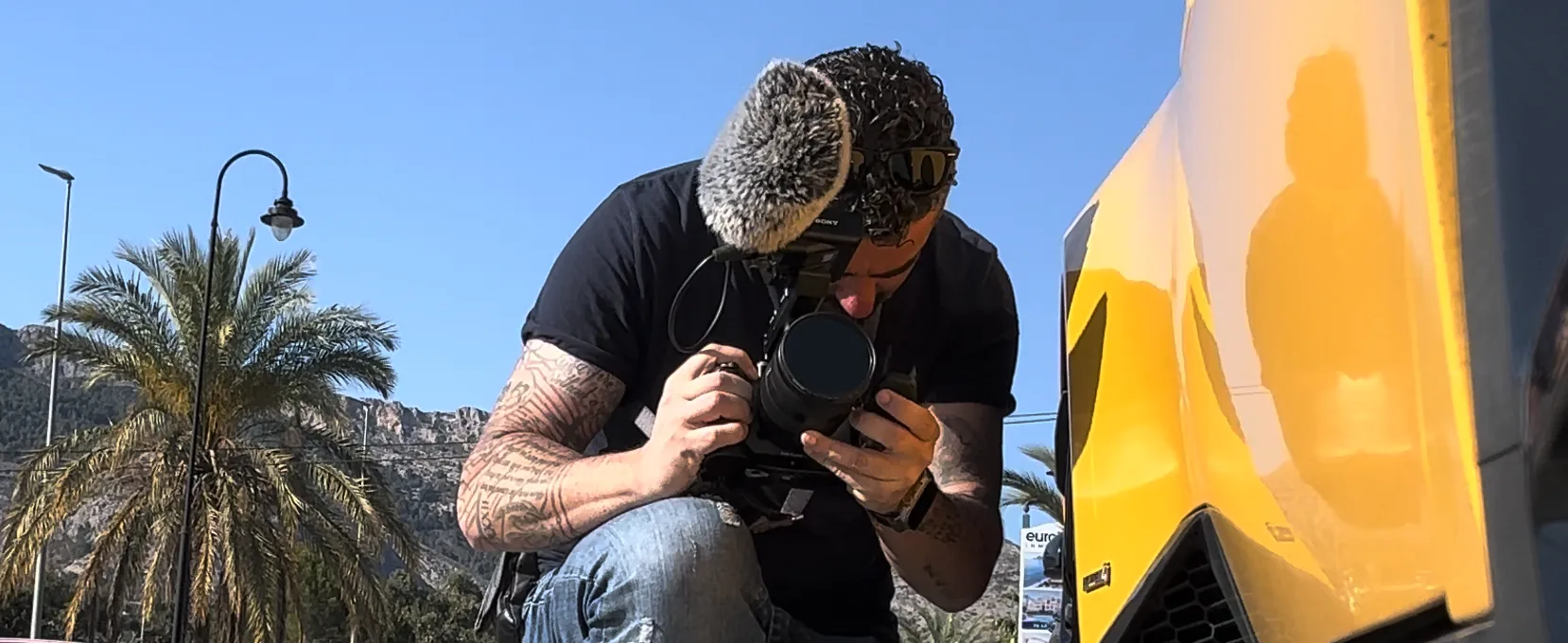 Alberto Martín grabando con cámara y micrófono durante un rodaje exterior