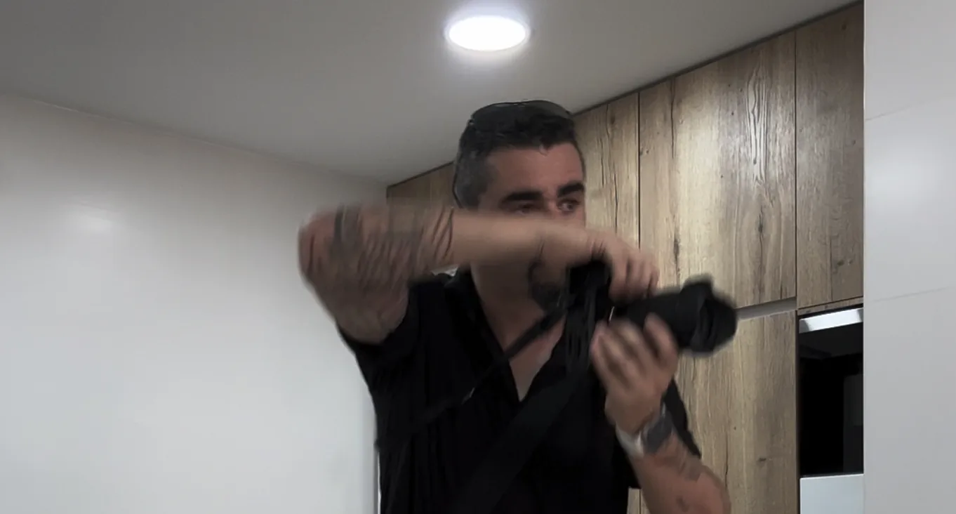 Alberto Martín levantando la cámara para grabar durante un rodaje interior